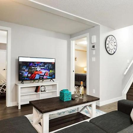 Modern Executive Suite I Complimentary Netflix & Parking! Edmonton Exteriér fotografie