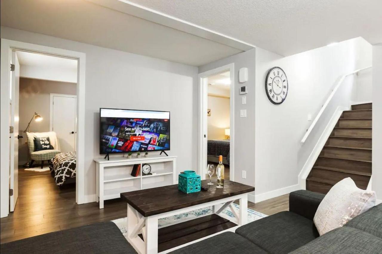 Modern Executive Suite I Complimentary Netflix & Parking! Edmonton Exteriér fotografie