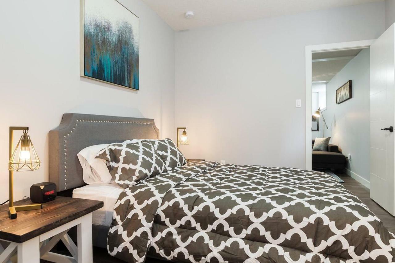 Modern Executive Suite I Complimentary Netflix & Parking! Edmonton Exteriér fotografie